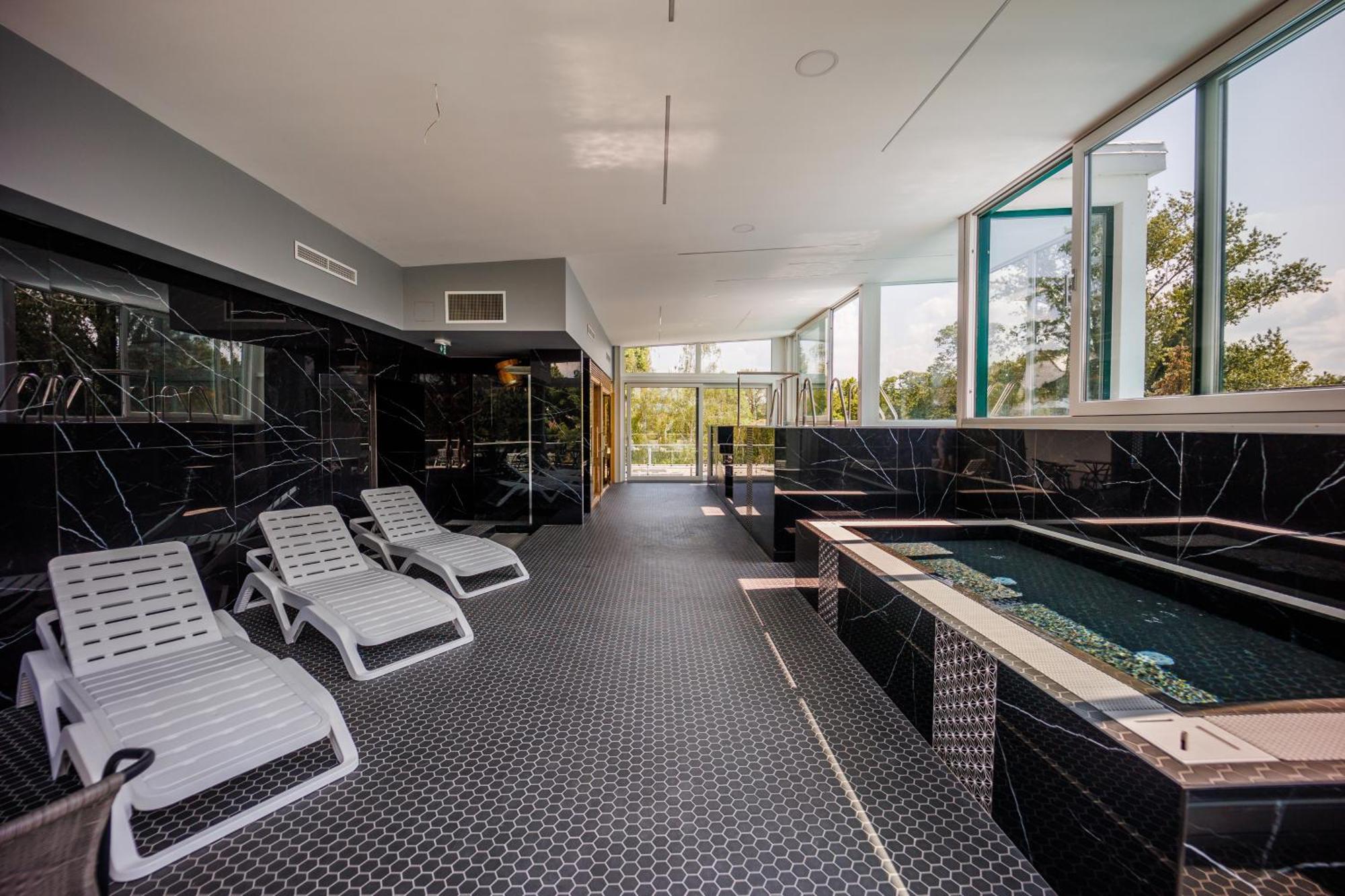 Villa Bauhaus Wellness Apart-Hotel Шіофок Екстер'єр фото